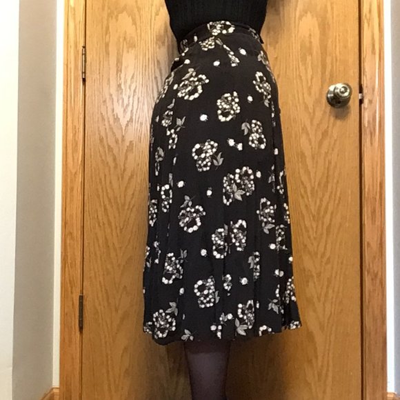 Sag Harbor - Black skirt with white and pink flowers and green foliage - Picture 2 of 12